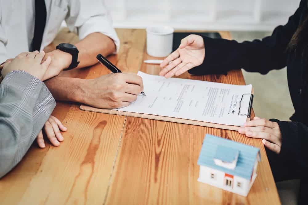 Las cláusulas suelo han sido consideradas abusivas porque impiden que los clientes se beneficien de las reducciones en los tipos de interés. En este artículo te explicaremos toda las normativas y jurisprudencia actual al respecto y te indicaremos todos los procedimientos que debes hacer para reclamar si en el contrato de tu hipoteca te han incluido una cláusula suelo. 