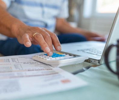 Recibir una herencia en España implica no sólo adquirir los bienes especificados en el testamento, sino también asumir una serie de obligaciones fiscales.