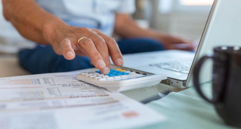 Recibir una herencia en España implica no sólo adquirir los bienes especificados en el testamento, sino también asumir una serie de obligaciones fiscales.