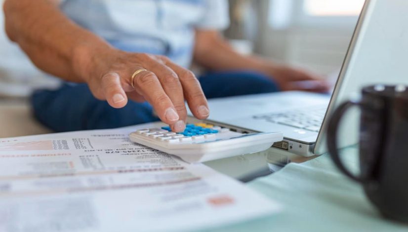Recibir una herencia en España implica no sólo adquirir los bienes especificados en el testamento, sino también asumir una serie de obligaciones fiscales.