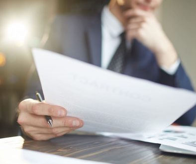 Recibir una herencia en España implica no sólo adquirir los bienes especificados en el testamento, sino también asumir una serie de obligaciones fiscales.