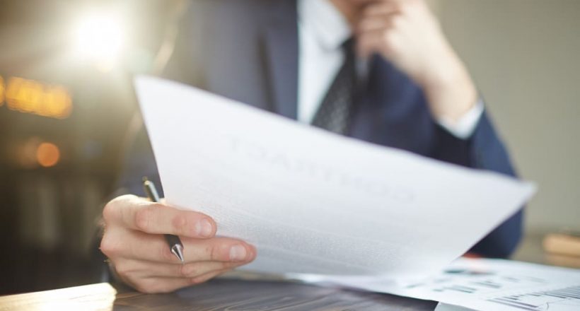 Recibir una herencia en España implica no sólo adquirir los bienes especificados en el testamento, sino también asumir una serie de obligaciones fiscales.