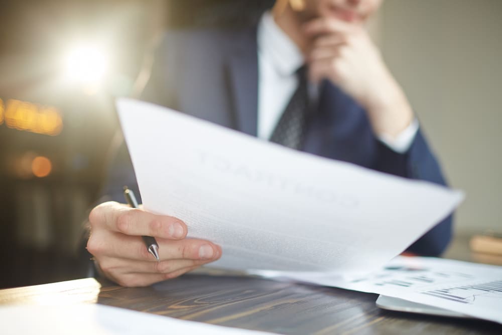 Recibir una herencia en España implica no sólo adquirir los bienes especificados en el testamento, sino también asumir una serie de obligaciones fiscales.