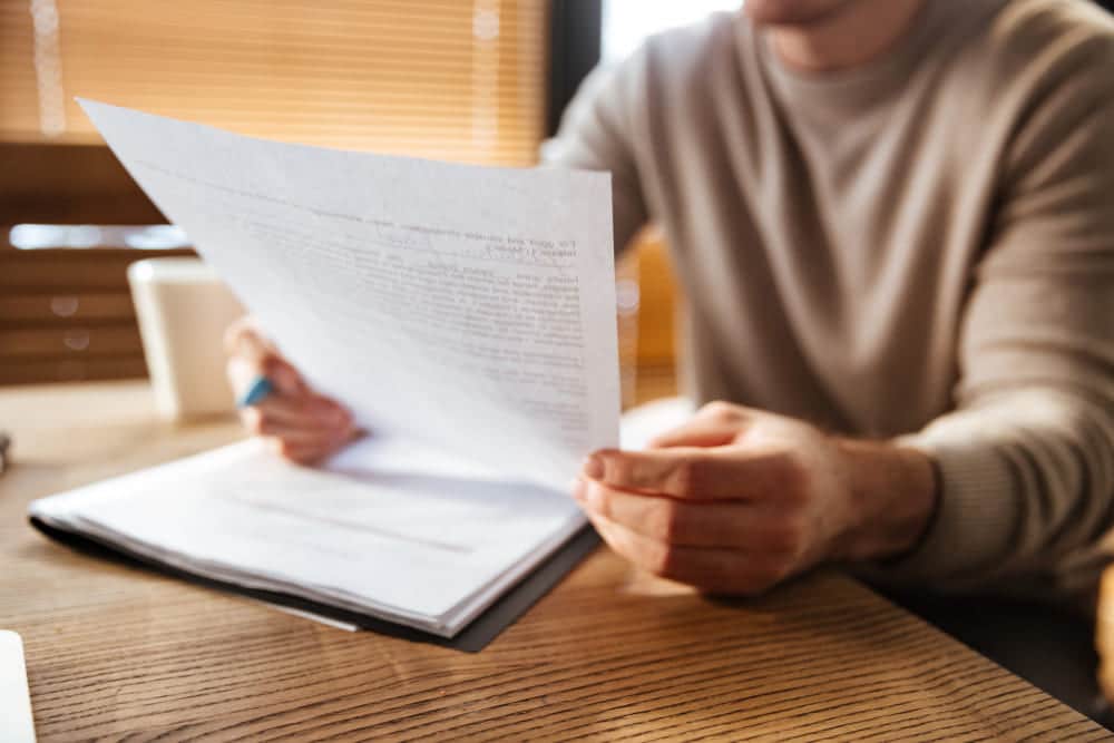 Recibir una herencia en España implica no sólo adquirir los bienes especificados en el testamento, sino también asumir una serie de obligaciones fiscales.