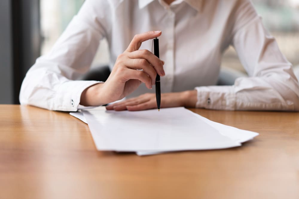 Recibir una herencia en España implica no sólo adquirir los bienes especificados en el testamento, sino también asumir una serie de obligaciones fiscales.