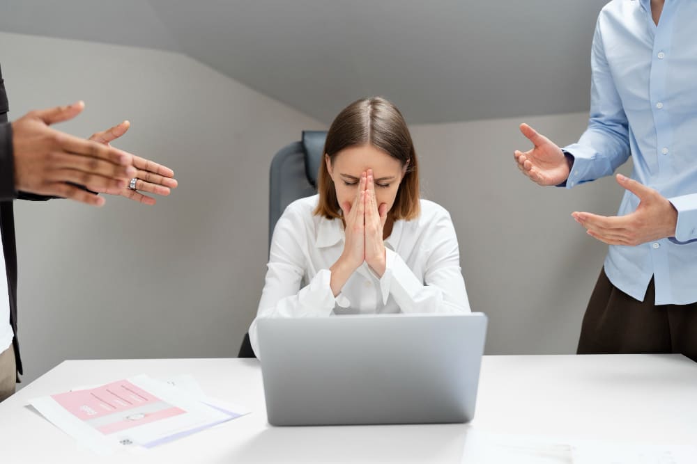 el acoso laboral en España, también conocido como mobbing, es un problema serio que afecta a muchos trabajadores en el entorno profesional.
