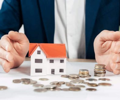En términos simples, la ejecución hipotecaria permite al acreedor reclamar la propiedad que se ha ofrecido como garantía en el préstamo hipotecario, con el objetivo de recuperar el dinero prestado.