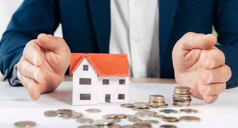 En términos simples, la ejecución hipotecaria permite al acreedor reclamar la propiedad que se ha ofrecido como garantía en el préstamo hipotecario, con el objetivo de recuperar el dinero prestado.