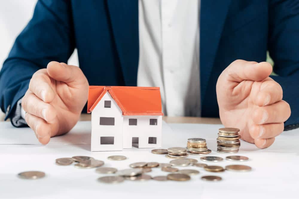 En términos simples, la ejecución hipotecaria permite al acreedor reclamar la propiedad que se ha ofrecido como garantía en el préstamo hipotecario, con el objetivo de recuperar el dinero prestado.