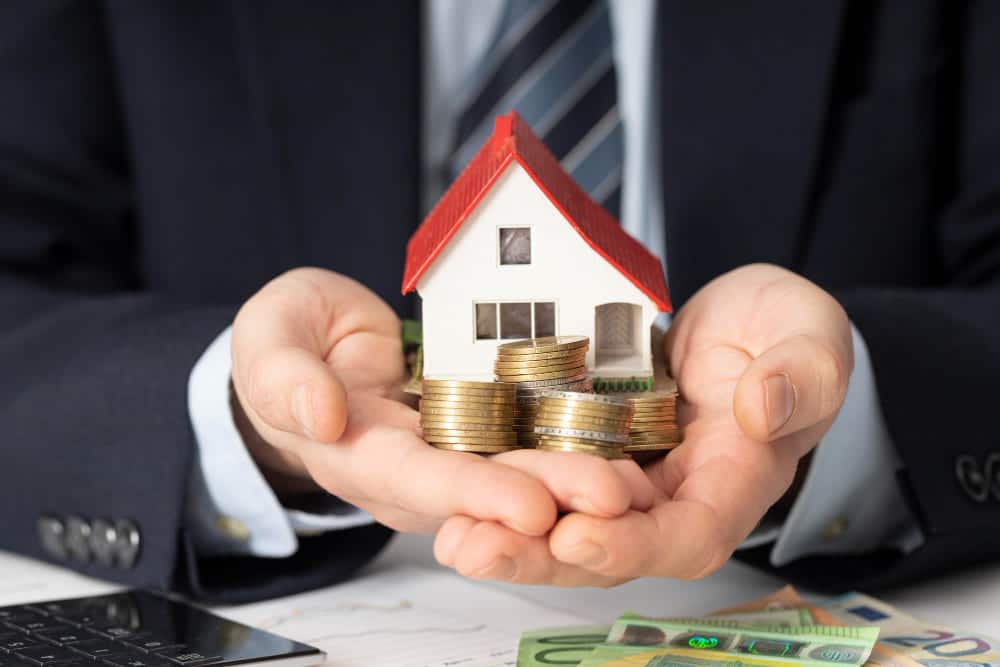 En términos simples, la ejecución hipotecaria permite al acreedor reclamar la propiedad que se ha ofrecido como garantía en el préstamo hipotecario, con el objetivo de recuperar el dinero prestado.